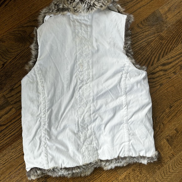 Reversible White/Fur Vest -~ Worn On e ir Twice - Picture 4 of 5